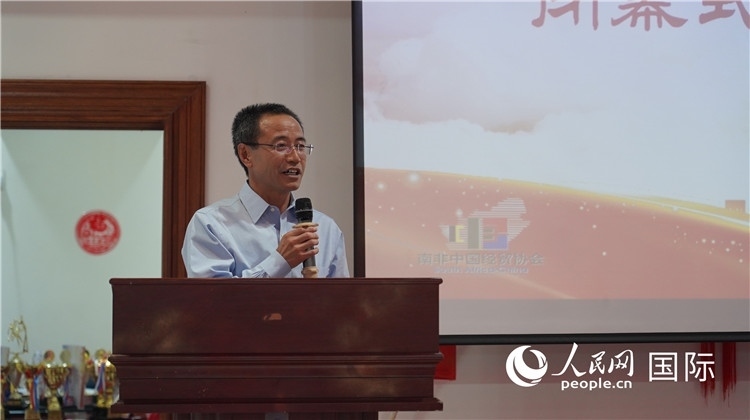 中國(guó)駐約翰內(nèi)斯堡代總領(lǐng)事周育江在閉幕式上致辭。 人民網(wǎng) 張茜攝