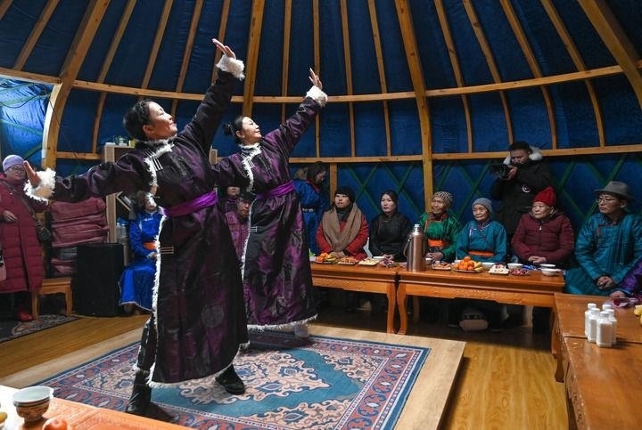 2023年12月21日，烏蘭牧騎隊(duì)員在內(nèi)蒙古阿其圖烏拉蘇木進(jìn)行舞蹈表演。