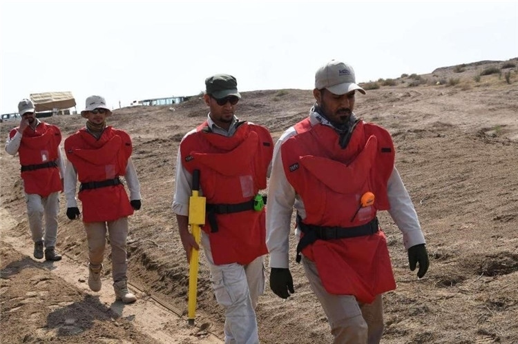 工作人員前往排雷。中國(guó)海油供圖