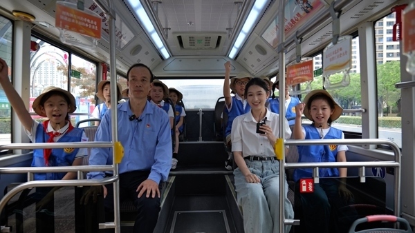 江蘇省太倉(cāng)市總工會(huì)舉行“坐上勞模‘專線’跟著榜樣看太倉(cāng)”直播活動(dòng)。江蘇省總工會(huì)供圖