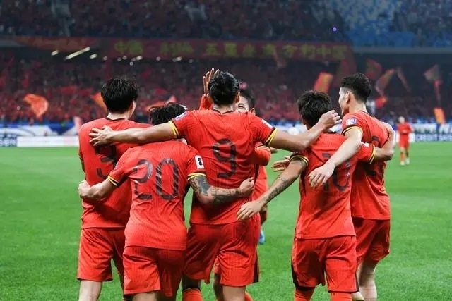 10月15日晚，張玉寧（9號）進(jìn)球后與隊友擁抱慶祝。新華社記者 李紫恒攝