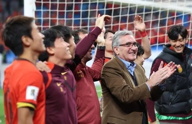 10月15日晚，國足主教練伊萬科維奇（前右）賽后向觀眾致意。新華社記者 胡星宇攝