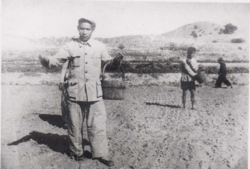 谷文昌（左）在田間與農(nóng)民一起勞動（資料照片）。