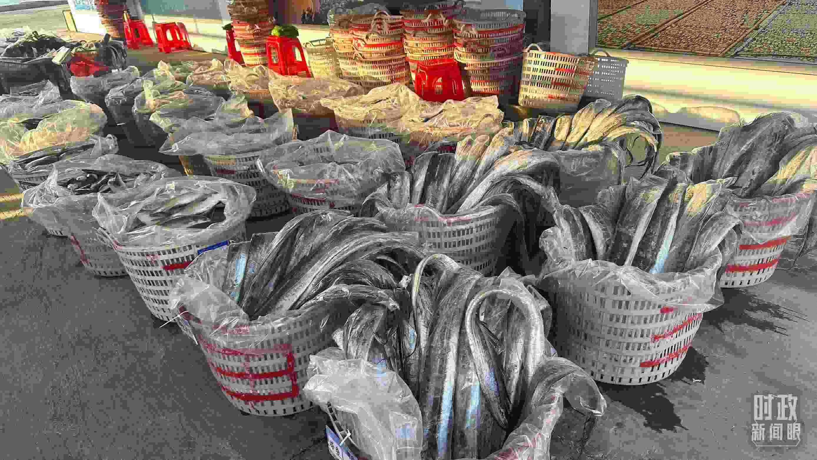 △澳角村的海產(chǎn)品。（總臺(tái)央視記者覃思拍攝）