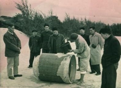 谷文昌（左一）與工程技術(shù)人員解決地下水供給（資料照片）。谷文昌帶領(lǐng)群眾修建了22座水庫和705處永久性水利工程，緩解了東山縣水資源極度缺乏的難題。