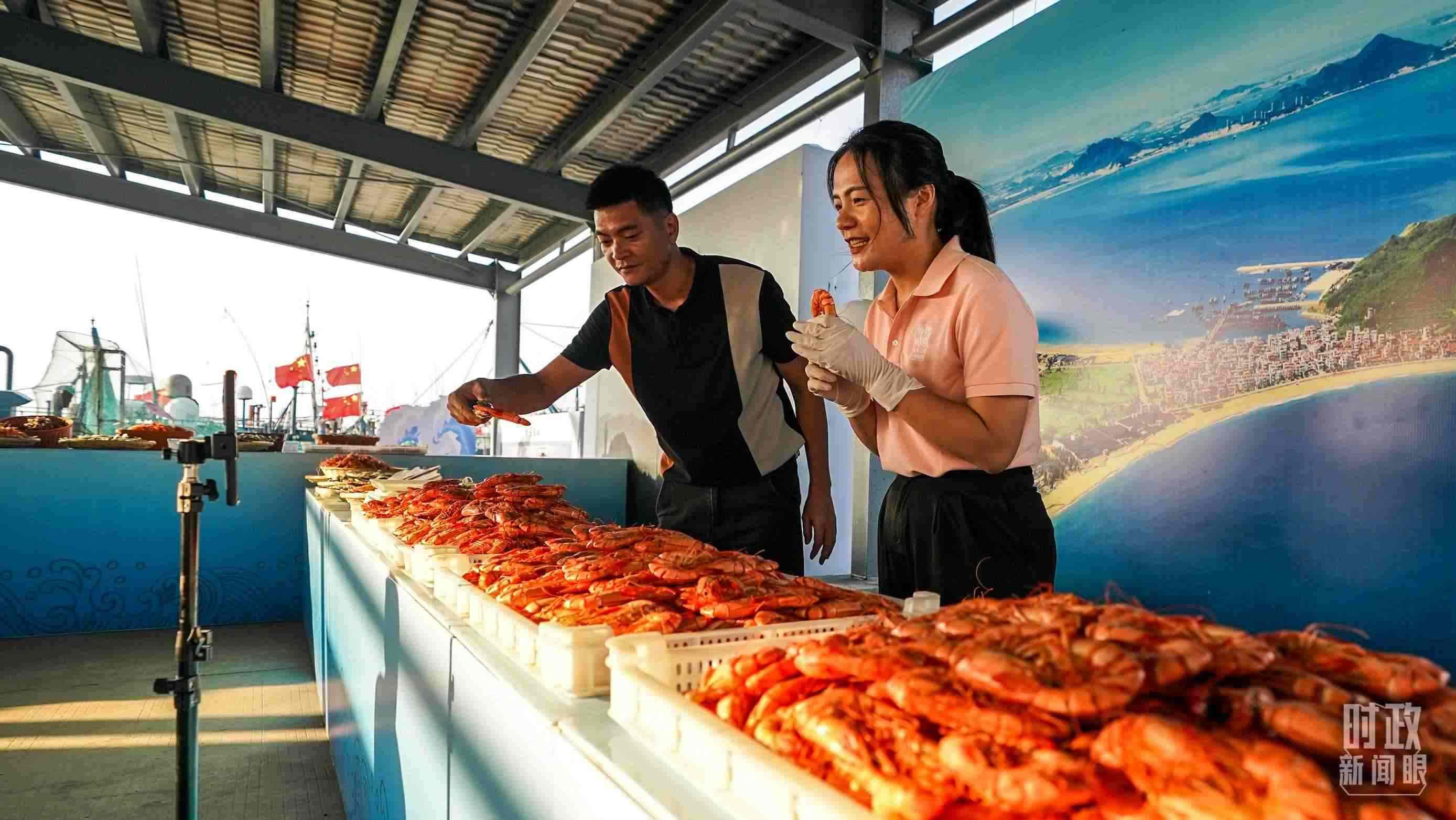 △正在直播賣貨的澳角村村民。（總臺(tái)記者李晉拍攝）