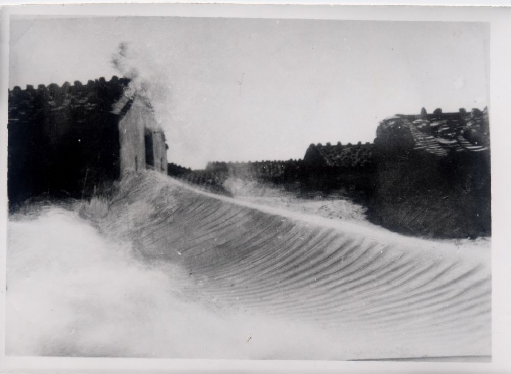 昔日的東山島風(fēng)沙掩埋部分村民村舍（資料照片）。