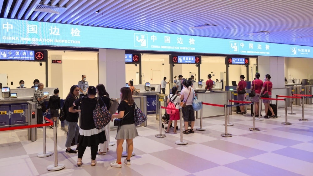 2023年7月26日，旅客在三亞鳳凰國際機場國際航站樓有序通關。三亞鳳凰國際機場國際航站樓改擴建項目主體工程已于2023年7月1日完工并投入使用，該項目是海南自貿(mào)港首個主體工程完工并投入使用的封關運作項目?！逗Ｄ献杂少Q(mào)易港建設總體方案》明確，海南將在2025年前適時啟動全島封關運作。