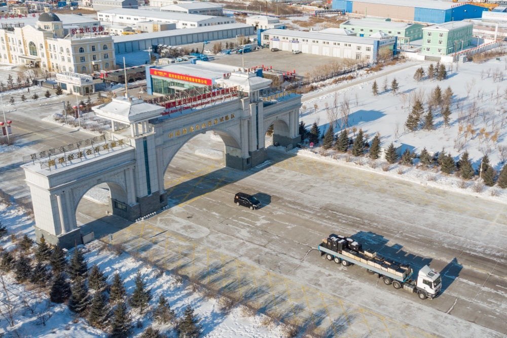 這是中國（黑龍江）自由貿(mào)易試驗區(qū)黑河片區(qū)（2024年1月31日攝，無人機照片）。2023年，該自貿(mào)片區(qū)外貿(mào)進出口總值達244.82億元，實現(xiàn)增幅56.9%，引進外資企業(yè)16家，直接利用外資127.3萬美元，同比增長27.3%。