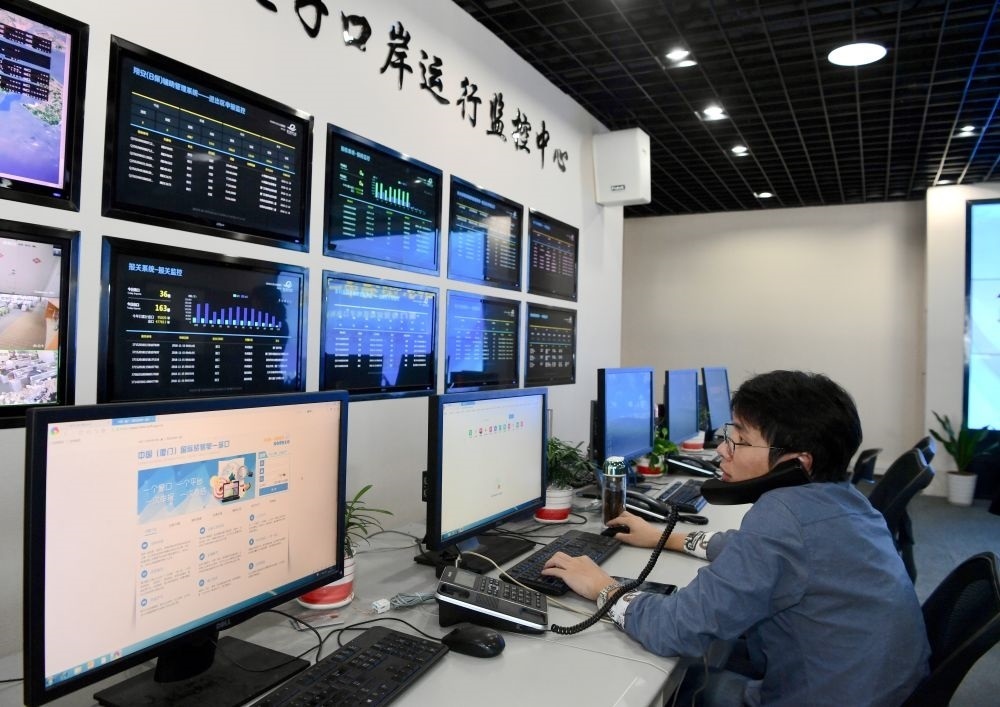 在中國（福建）自由貿(mào)易試驗區(qū)廈門片區(qū)，國際貿(mào)易“單一窗口”工作人員在網(wǎng)上受理業(yè)務（2018年11月15日攝）?！皢我淮翱凇笔顷P檢等口岸部門、地方政府相關部門、金融機構等共同參與的口岸管理共享平臺。貿(mào)易商能夠通過一個入口提交貨物進出口或轉運所需要的單證或電子數(shù)據(jù)，實現(xiàn)“一個平臺、一點接入、一次申報、一次辦結”。