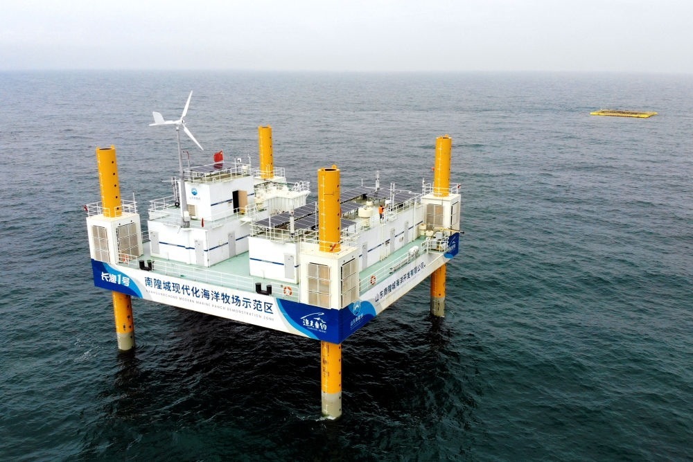 這是應用5G技術的山東長島綜合試驗區(qū)南隍城國家級海洋牧場示范區(qū)海上平臺（2020年8月8日攝，無人機照片）。中國（山東）自由貿(mào)易試驗區(qū)設立以來，一系列大膽試、大膽闖、自主改的政策逐步落實，制度創(chuàng)新打通堵點、釋放活力，成為深化對外開放、發(fā)展海洋經(jīng)濟的重要抓手。