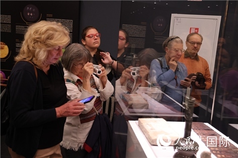嘉賓參觀展覽。人民網(wǎng)記者禹麗敏 攝。