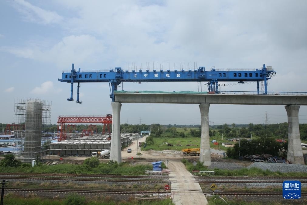 這是10月11日拍攝的位于泰國大城府的中泰高鐵項目4-3標(biāo)段施工現(xiàn)場。新華社記者 孫瑋彤 攝