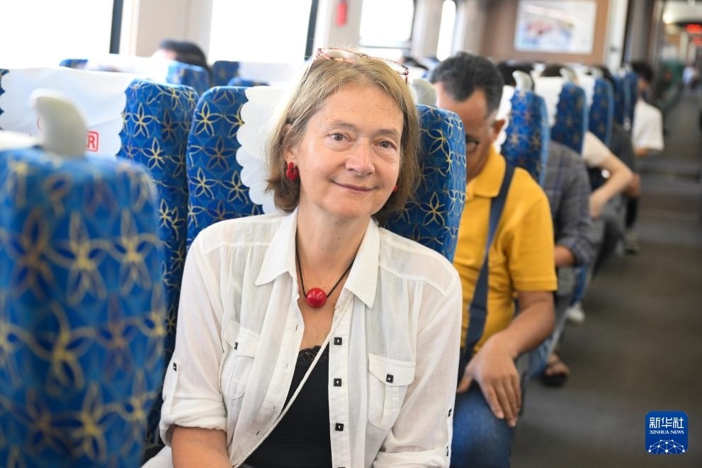 這是10月12日在老撾拍攝的中老鐵路C98列車上的一名乘客。新華社記者 程一恒 攝