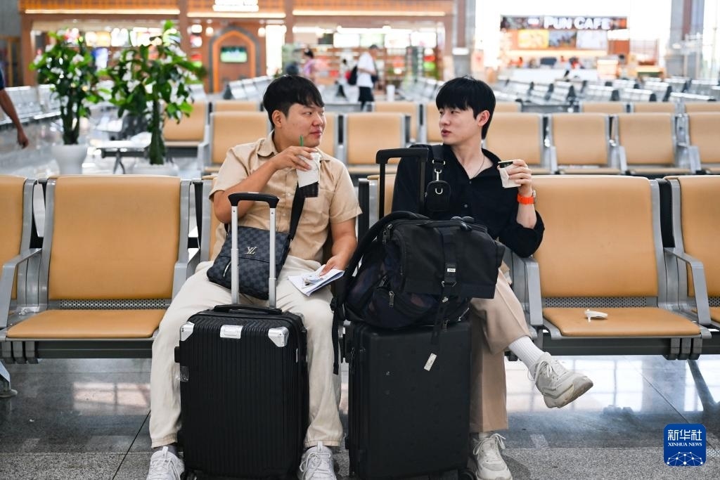 10月12日，在老撾萬象中老鐵路萬象站候車廳，兩名乘客在等候列車。新華社記者 程一恒 攝