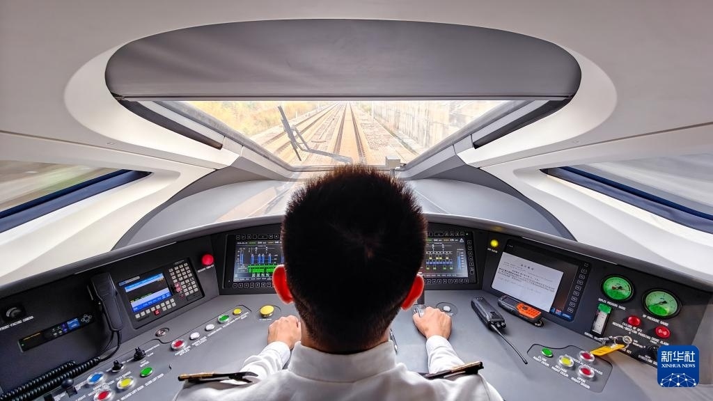 9月12日，司機駕駛高速動車組列車行駛在雅萬高鐵上（手機照片）。新華社記者 徐欽 攝