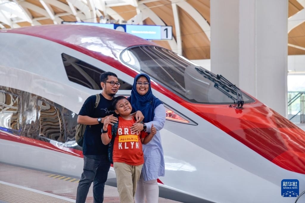 4月17日，在印度尼西亞雅加達哈利姆站站臺，乘客和雅萬高鐵高速動車組列車合影。新華社記者 徐欽 攝