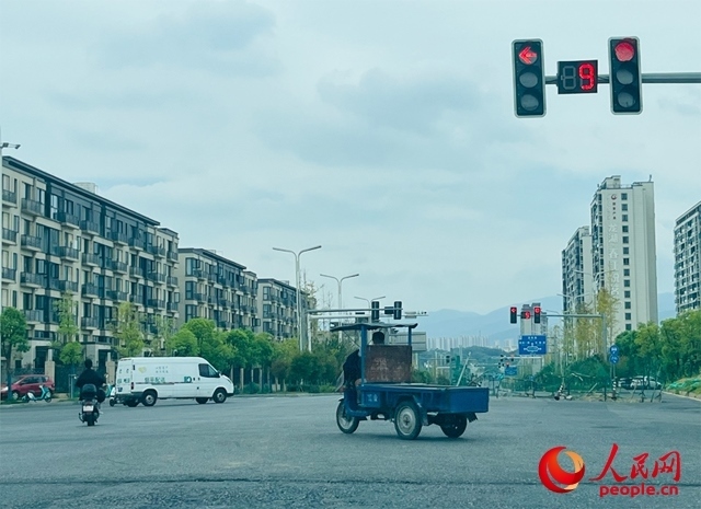 長富大道與文化中心東路三岔路口車輛混行（9月19日拍攝）。人民網記者 帥筠攝