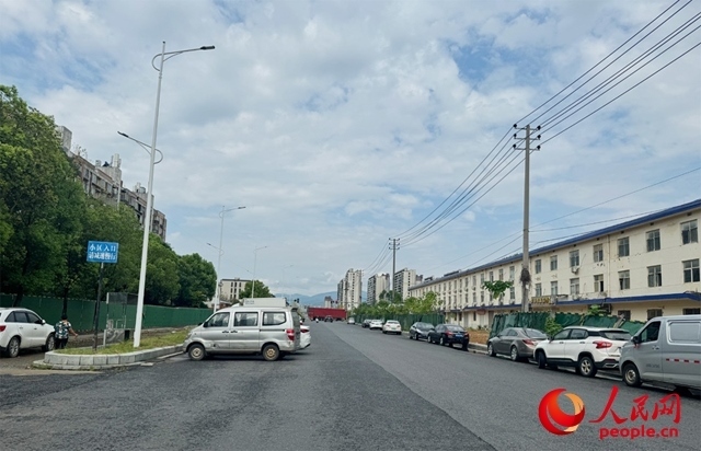 麗水佳園小區(qū)入口外及長富大道上停滿了車輛。人民網記者 邱燁攝