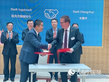 （10月16日，第十屆巴伐利亞中國日在慕尼黑舉行。圖為簽約儀式現(xiàn)場。人民網(wǎng)記者劉赫攝）