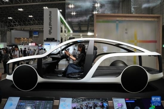 這是10月17日在日本千葉縣舉行的日本高新技術(shù)博覽會(huì)上拍攝的，索尼公司展示的概念車(chē)模型。新華社記者 錢(qián)錚 攝