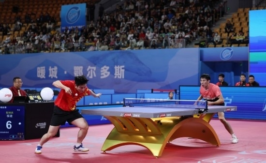 10月18日，上海隊(duì)選手樊振東（左）在單打比賽中發(fā)球。他3:2戰(zhàn)勝福建隊(duì)選手程靖淇。新華社記者 王楷焱 攝