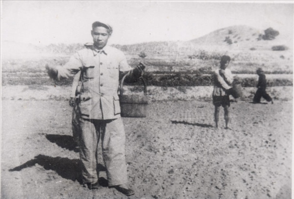 谷文昌（左）在田間與農(nóng)民一起勞動(dòng)（資料照片）。