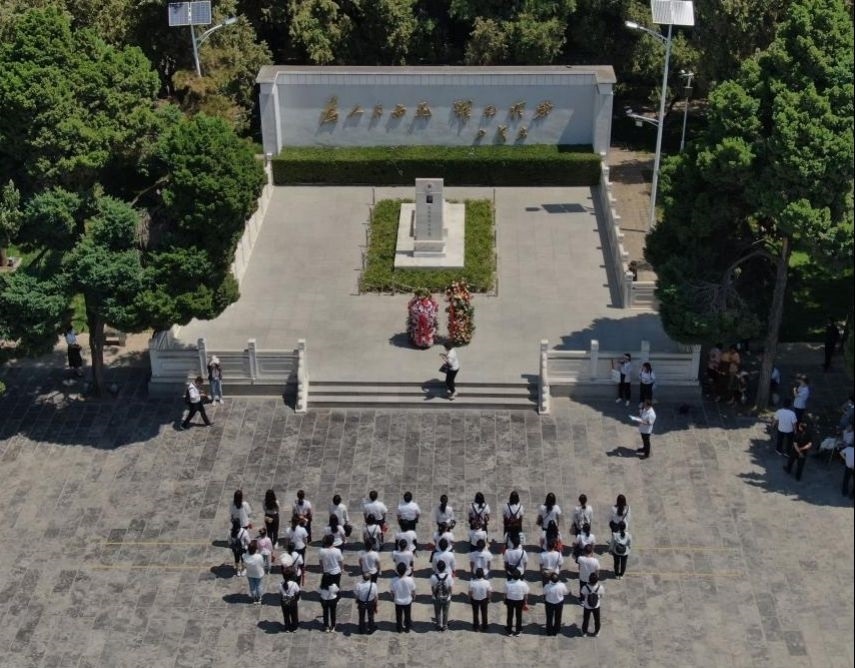 2021年6月24日，參觀者在位于河南省蘭考縣的焦裕祿紀(jì)念園瞻仰焦裕祿烈士墓（無(wú)人機(jī)照片）。新華社記者 李安 攝