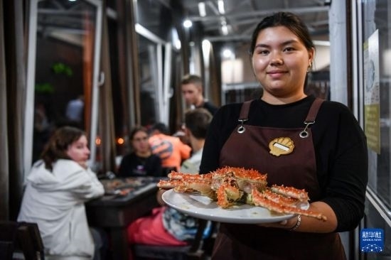 9月2日，俄羅斯符拉迪沃斯托克一家餐館的服務員在展示帝王蟹。新華社記者 曹陽 攝