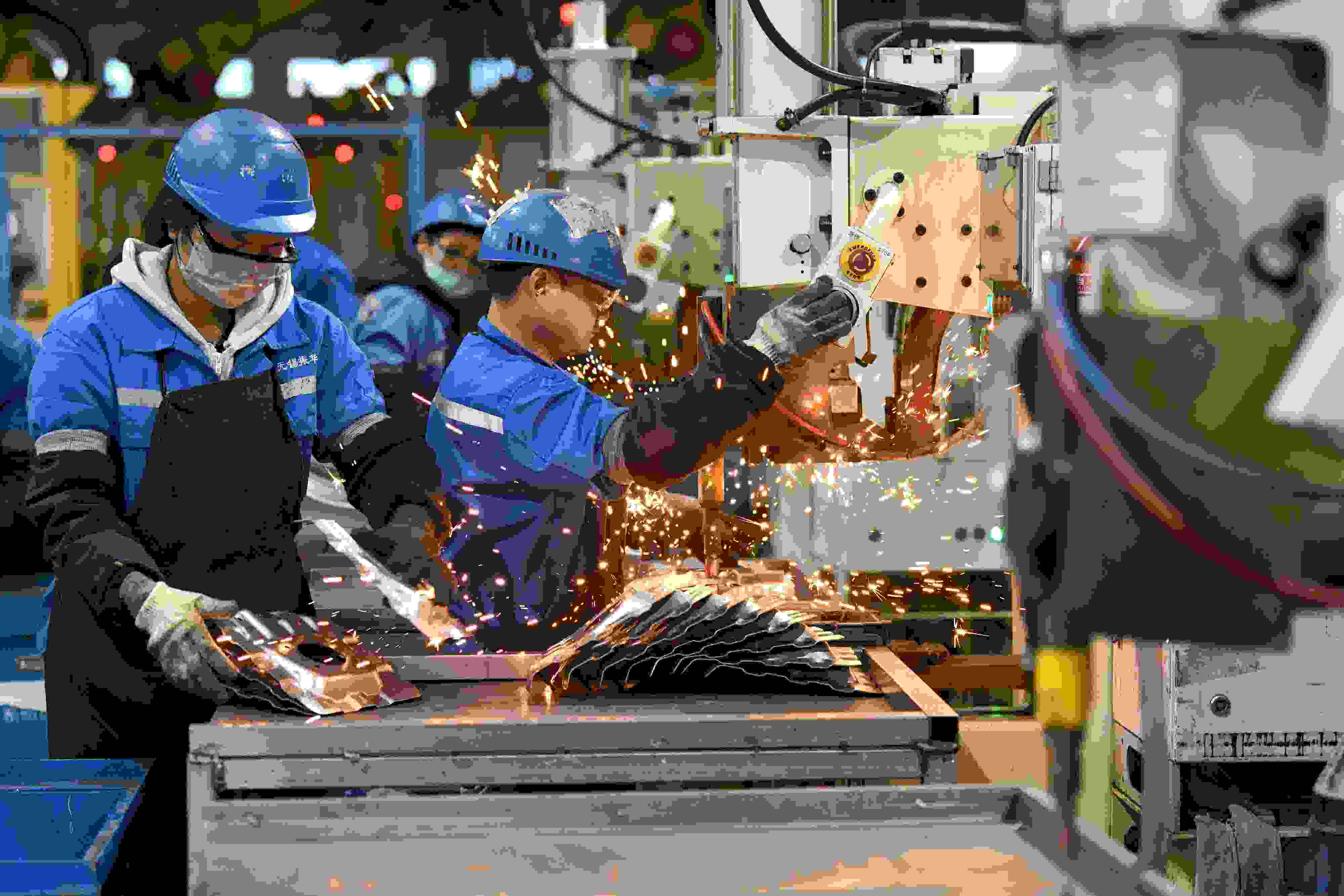 2023年2月7日，福建省寧德市蕉城區(qū)一家汽車零部件生產(chǎn)企業(yè)的生產(chǎn)線上一派繁忙景象。