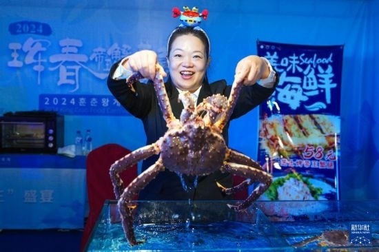 9月19日，在吉林省琿春市，商家在展示售賣的帝王蟹。新華社記者 許暢 攝