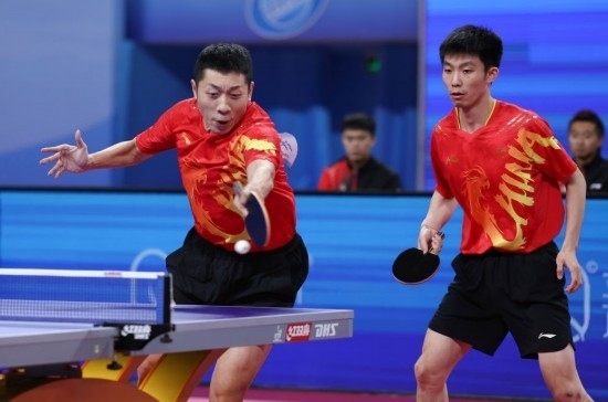 10月18日，上海隊(duì)組合許昕（左）/周愷在雙打比賽中。他們3:0戰(zhàn)勝福建隊(duì)組合曾蓓勛/陳俊菘。新華社記者 王楷焱 攝