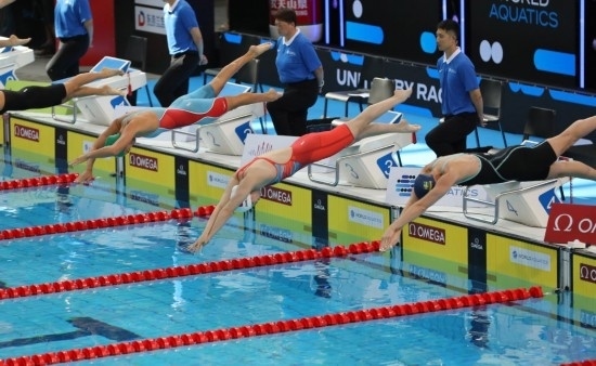 10月18日，中國選手張雨霏（右二）在女子50米自由泳預(yù)賽中出發(fā)。新華社記者 方喆 攝