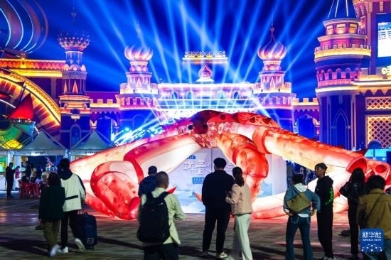 9月19日，游客在吉林省琿春市的2024琿春帝王蟹美食嘉年華現(xiàn)場游玩。新華社記者 許暢 攝