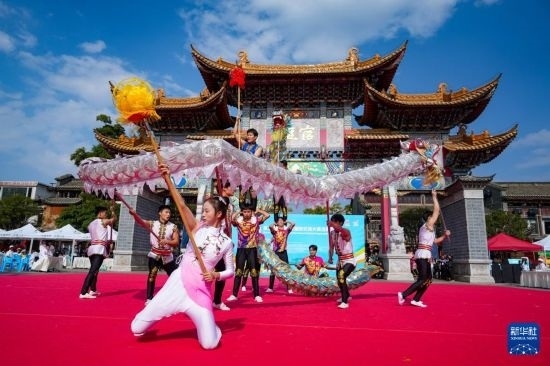 10月19日，四川師范大學(xué)舞龍隊(duì)在傳統(tǒng)舞龍項(xiàng)目中比賽，最終他們獲得該項(xiàng)目銀獎(jiǎng)。