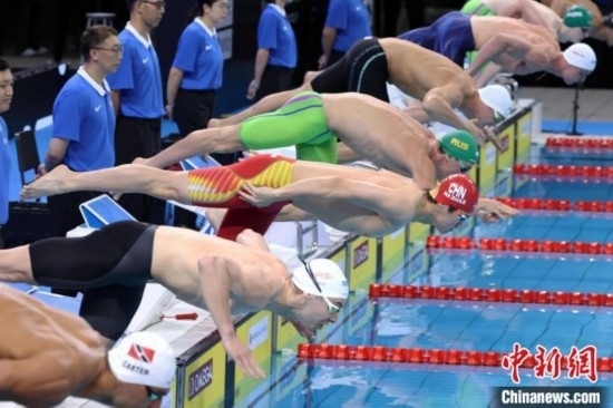 10月19日晚，2024年世界泳聯(lián)游泳世界杯上海站結束第二個比賽日的爭奪。圖為中國選手潘展樂(左三)在男子100米自由泳決賽中。 中新社記者 湯彥俊 攝
