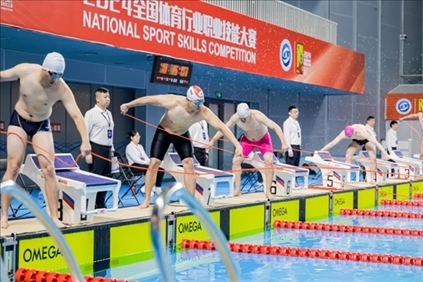 參賽選手在游泳救生項目比賽中。賽事主辦方供圖