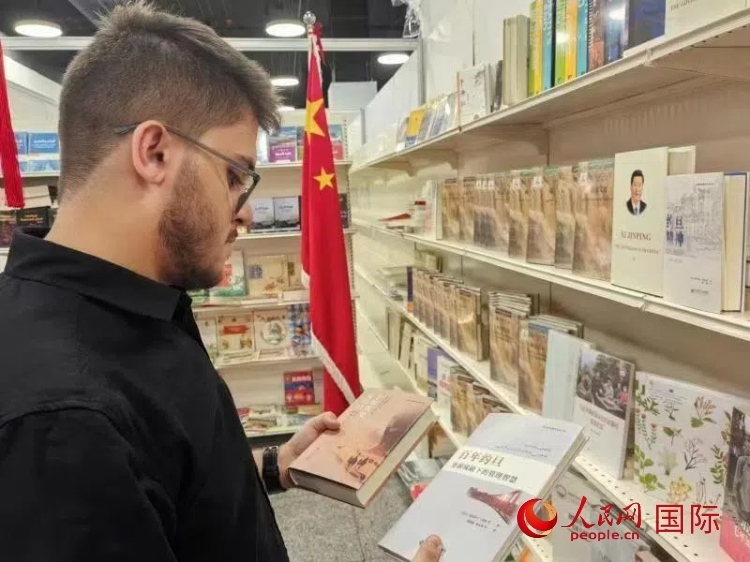 第二十三屆約旦安曼國際書展于10月10日至19日在約旦展覽中心舉行，約旦政府和民間各界人士在中國展臺翻閱圖書，熱烈交流互動，感受中華文化之美。人民網(wǎng)記者 李瀟攝