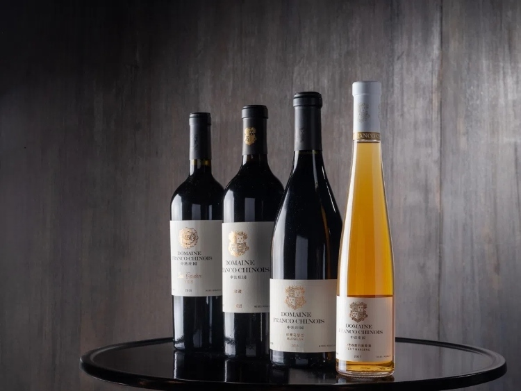 活動(dòng)現(xiàn)場(chǎng)推介了懷來(lái)中法莊園珍藏馬瑟蘭干紅、小芒森甜白等優(yōu)質(zhì)葡萄酒。主辦方供圖