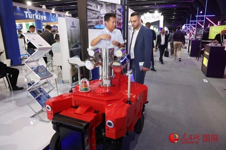 觀眾了解北京眸視科技有限公司研發(fā)的巡檢機(jī)器人。人民網(wǎng)記者 任皓宇攝