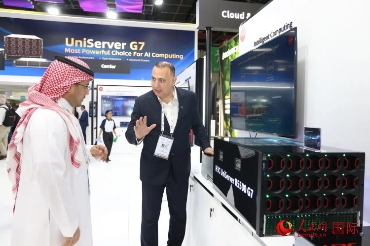 觀眾了解新華三集團(tuán)展示的最新服務(wù)器產(chǎn)品。人民網(wǎng)記者 任皓宇攝