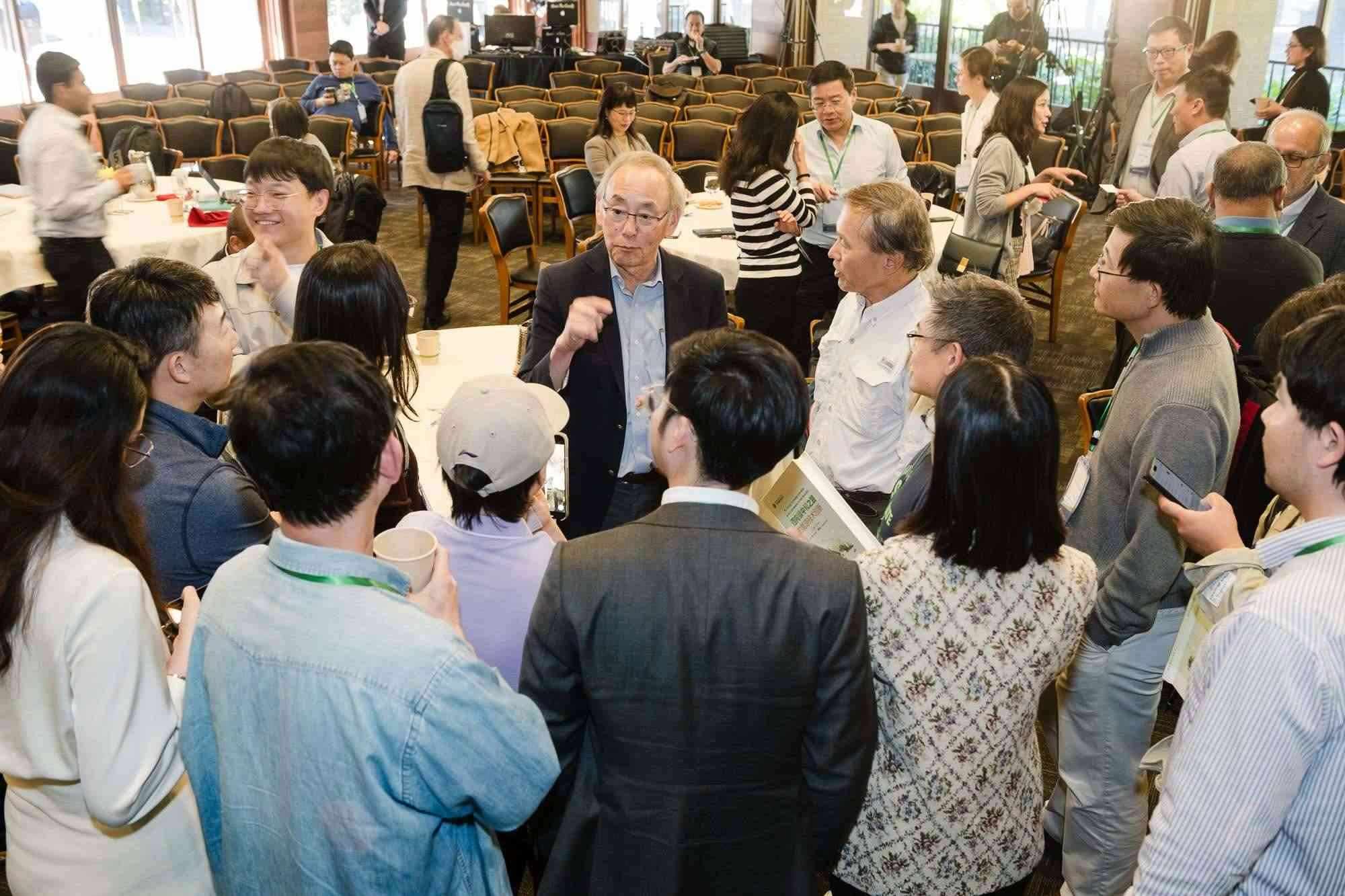 美國前能源部長、諾獎得主朱棣文教授在會場與參會者交流。馮超攝