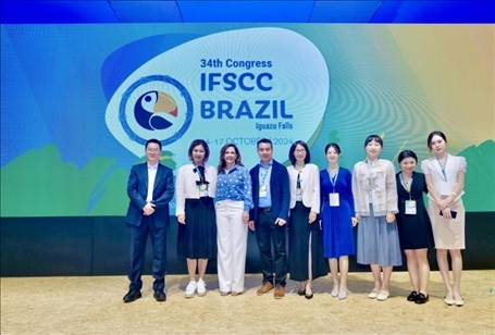 百雀羚集團(tuán)高層與研發(fā)團(tuán)隊。受訪方供圖