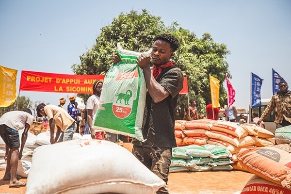 村民們興高采烈地把種子和化肥搬回家。中鐵資源供圖