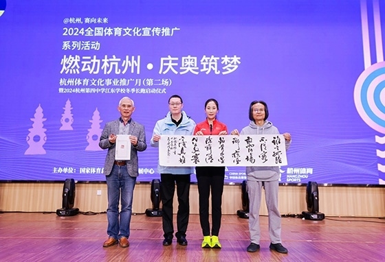 王麗萍與藝術家們共同創(chuàng)作主題作品。主辦方供圖