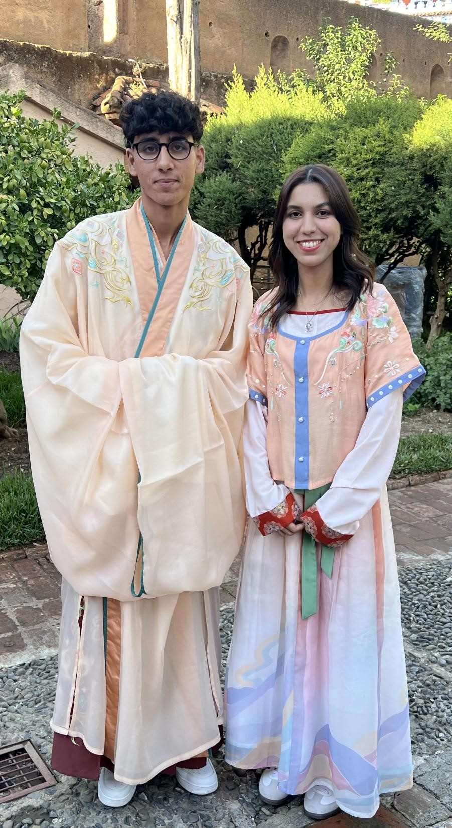 兩位青年試穿中國古代服裝。拉巴特中國文化中心供圖