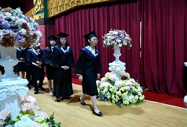 菲律賓岐黃中醫(yī)學(xué)院首屆12名畢業(yè)生順利獲得中醫(yī)相關(guān)執(zhí)業(yè)資格。人民網(wǎng)記者 樊帆攝