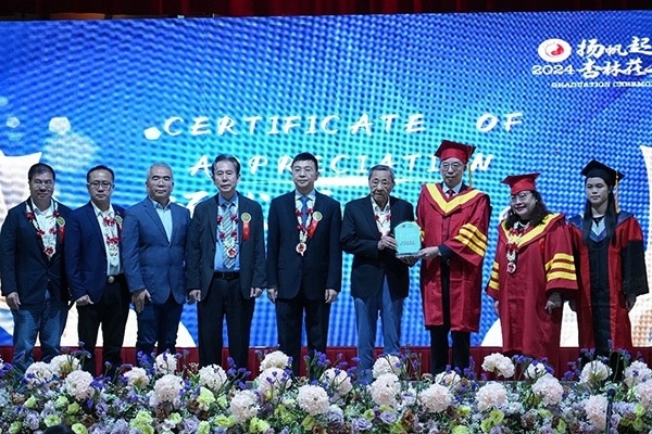 菲律賓首家中醫(yī)學(xué)院——岐黃中醫(yī)學(xué)院在馬尼拉舉行首屆畢業(yè)典禮。人民網(wǎng)記者 樊帆攝