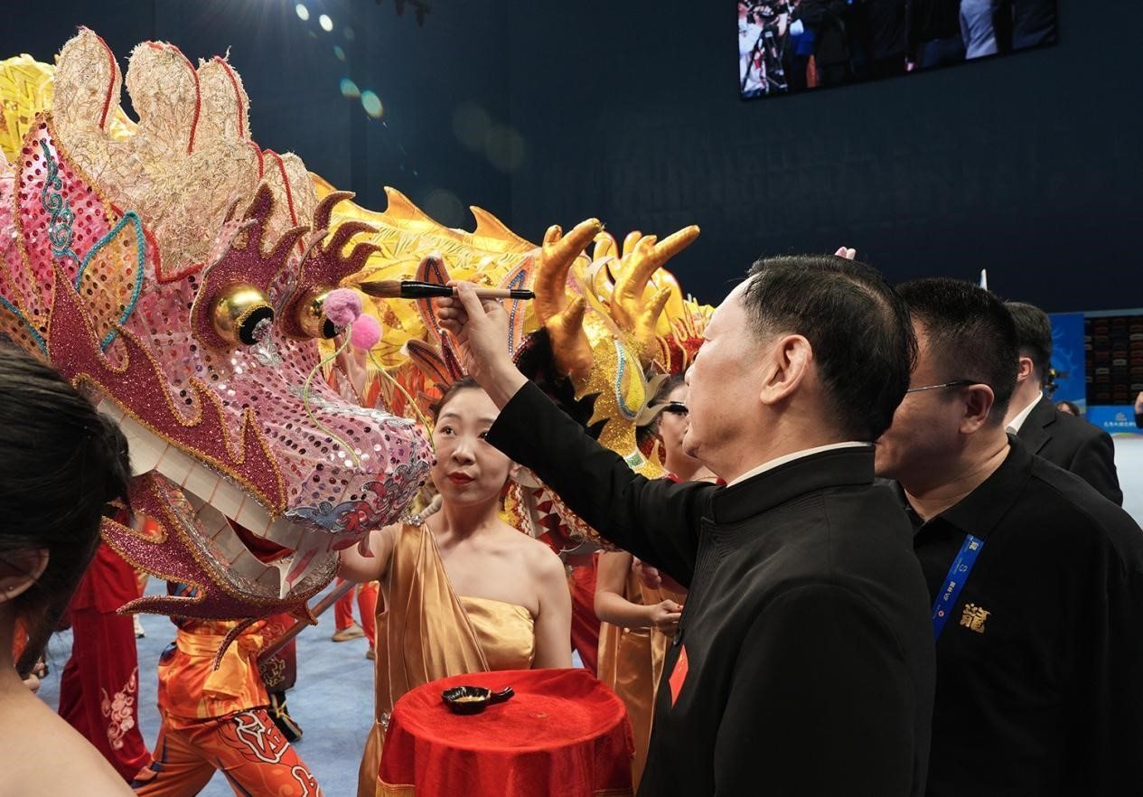 出席開(kāi)賽儀式的領(lǐng)導(dǎo)及嘉賓共同為參賽龍獅隊(duì)點(diǎn)睛。（受訪者供圖）