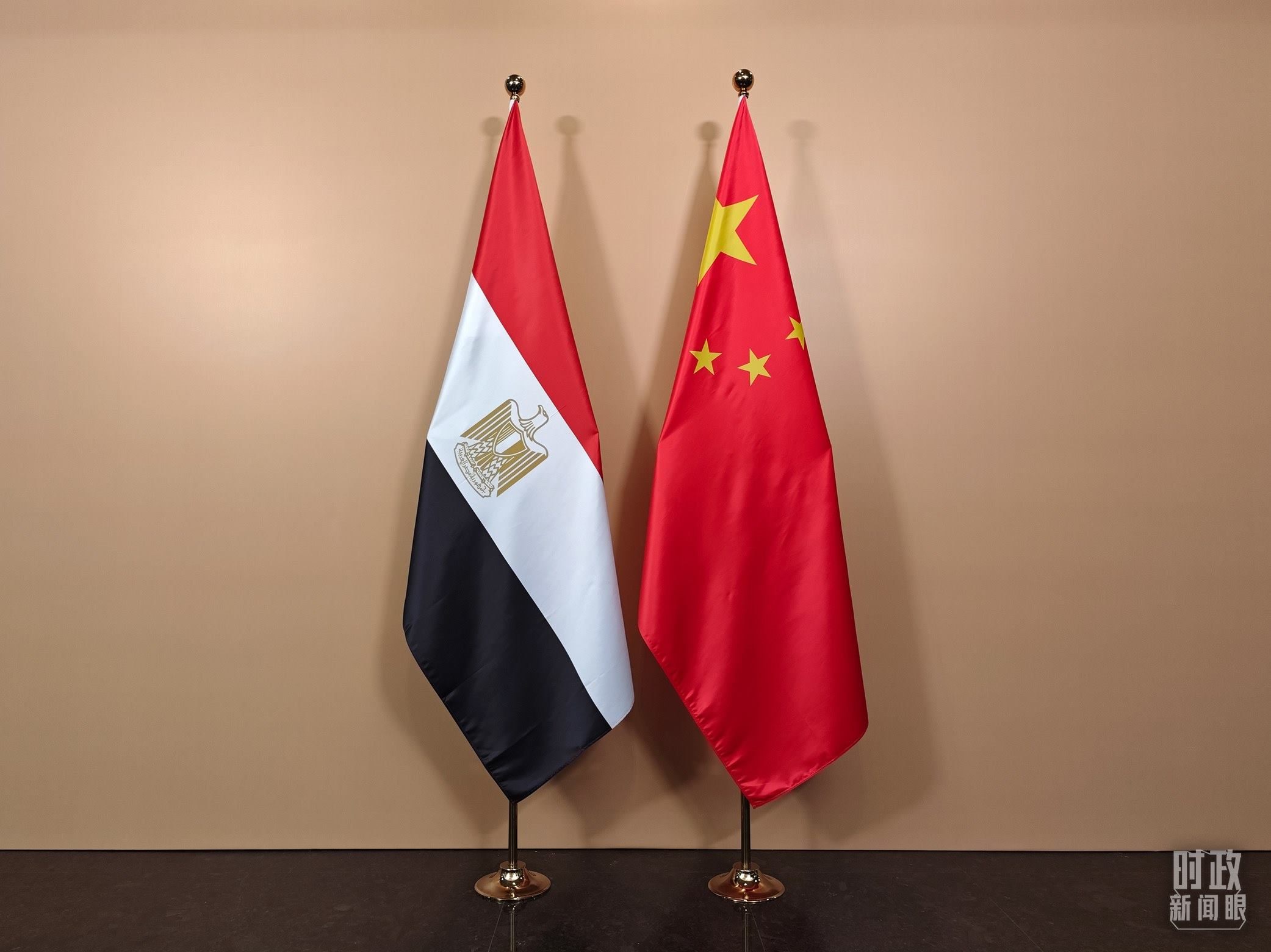 △ 會(huì)見(jiàn)廳外的中國(guó)埃及兩國(guó)國(guó)旗。（總臺(tái)央視記者彭漢明拍攝）